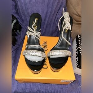 Black wrap around heels 7.5